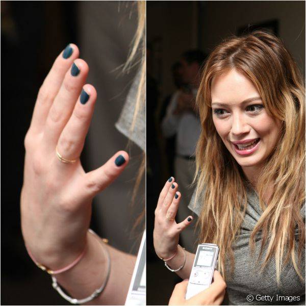 Para colorir as unhas curtinhas, Hilary investiu em um azul petr?leo